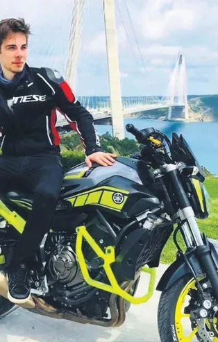 Trafikte makas atan minibüsün altında kalan motosikletli genç kurtarılamadı