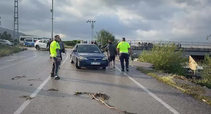 Hatay’da heyelanın kapattığı otoyolda ulaşım durdu. (İHA)