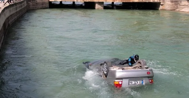 Adana’da yoldan çıkan otomobil su kanalına düştü!
