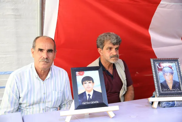 diyarbakir-anneleri-evlat-nobetini-kararlilikla-surduruyor-hdp-ve-pkk-sizi-kandirdi-oglum-1629122354870.jpg