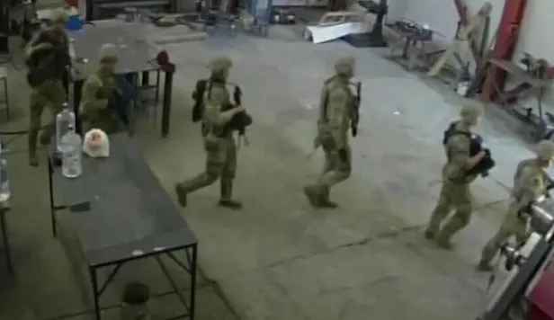 nato-tatbikatina-katilan-abd-askerleri-bulgaristanda-yanlislikla-fabrikaya-baskin-duzenledi-1622234256189.jpg NATO tatbikatına katılan ABD askerleri Bulgaristan'da yanlışlıkla fabrikaya baskın düzenledi!-1