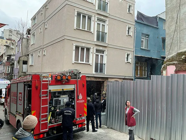 İstanbul’un göbeğinde panik! Beyoğlu'nda 3 katlı apart otelde yangın!-5
