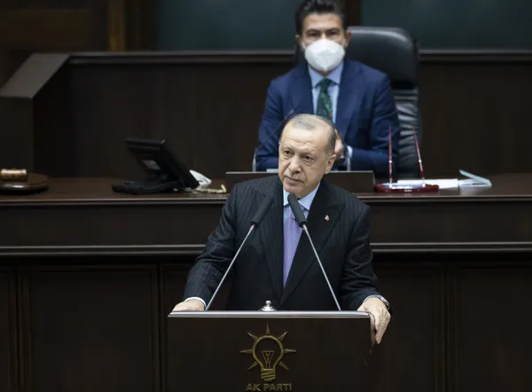 son-dakika-ak-parti-grup-toplantisinda-ayakta-alkislanan-video-baskan-erdogan-tum-icraatlari-izletti-1637144749485.jpg