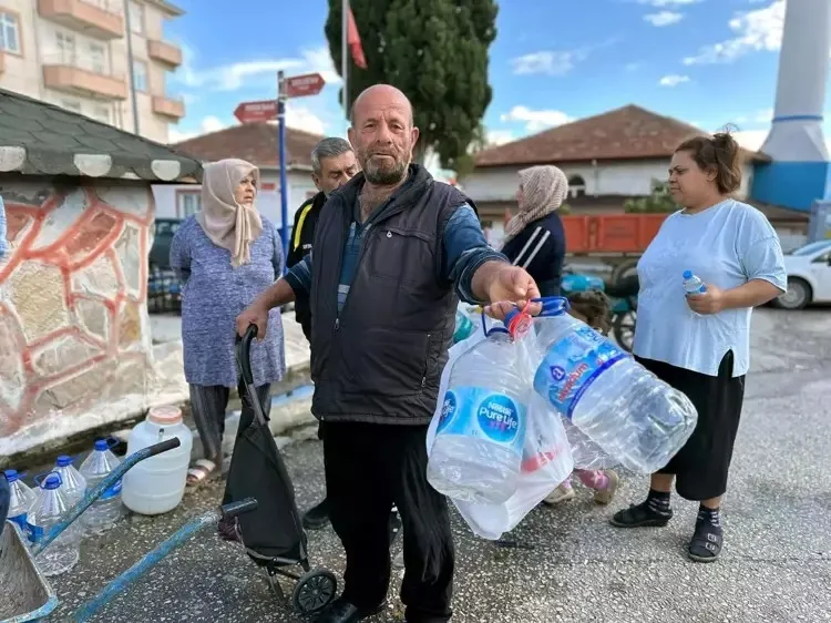 Edirne’de su kesintileri nedeniyle çeşme önlerinde kuyruk oluştu (DHA)