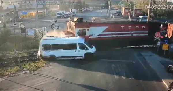 tekirdag-ergenede-tren-kazasi-ihmaliyle-7-kisinin-olumune-neden-olan-minibus-surucusu-demek-ki-gecmemek-gerekiyormus-1630925856091.jpg