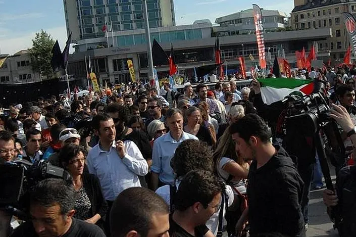 Gezici Alman milletvekili ucu kendilerine dokununca ağladı