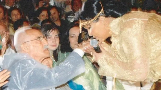 Bir süre önce annesini kaybeden Diva'nın babası Fikret Erkoç yaşamını yitirdi! Bülent Ersoy'u yıkan ölüm!-3