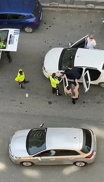 Çevirmeye takıldı çılgına döndü! Polislere tehdit yağdıran maganda hakkında işlem! Yer: Esenyurt