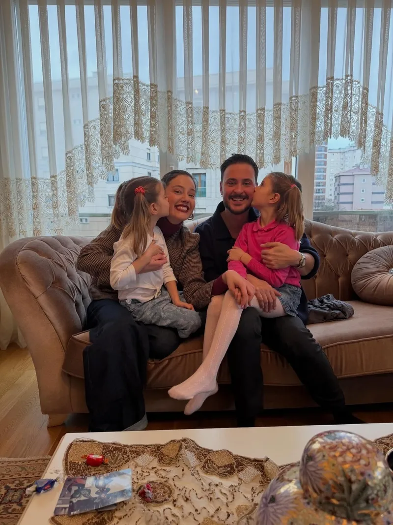 pelin-akil-ve-eski-esi-anil-altandan-bayram-pozu-1774079738078.jpg Boşandılar ama kopamadılar! Pelin Akil ve Anıl Altan'dan bayram sürprizi!-3