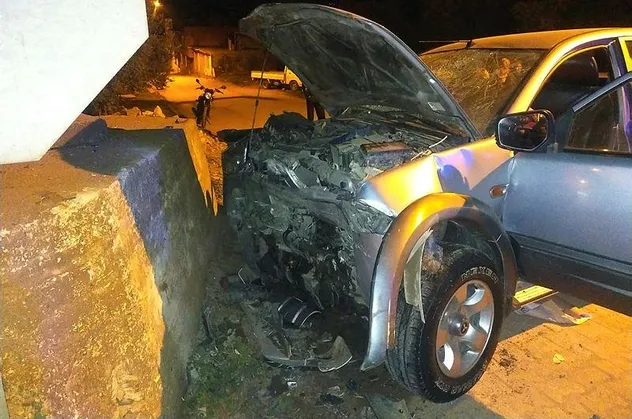 Bursa İznik'te virajı alamayan araç duvara çarptı: 5 kişi yaralandı...
