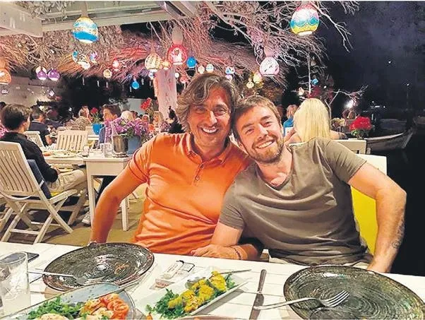 asklari-biten-hande-ercel-ile-murat-dalkilicin-dunya-umrunda-degil-1595975623000.jpeg Aşkları biten Hande Erçel ile Murat Dalkılıç'ın dünya umrunda değil!-2