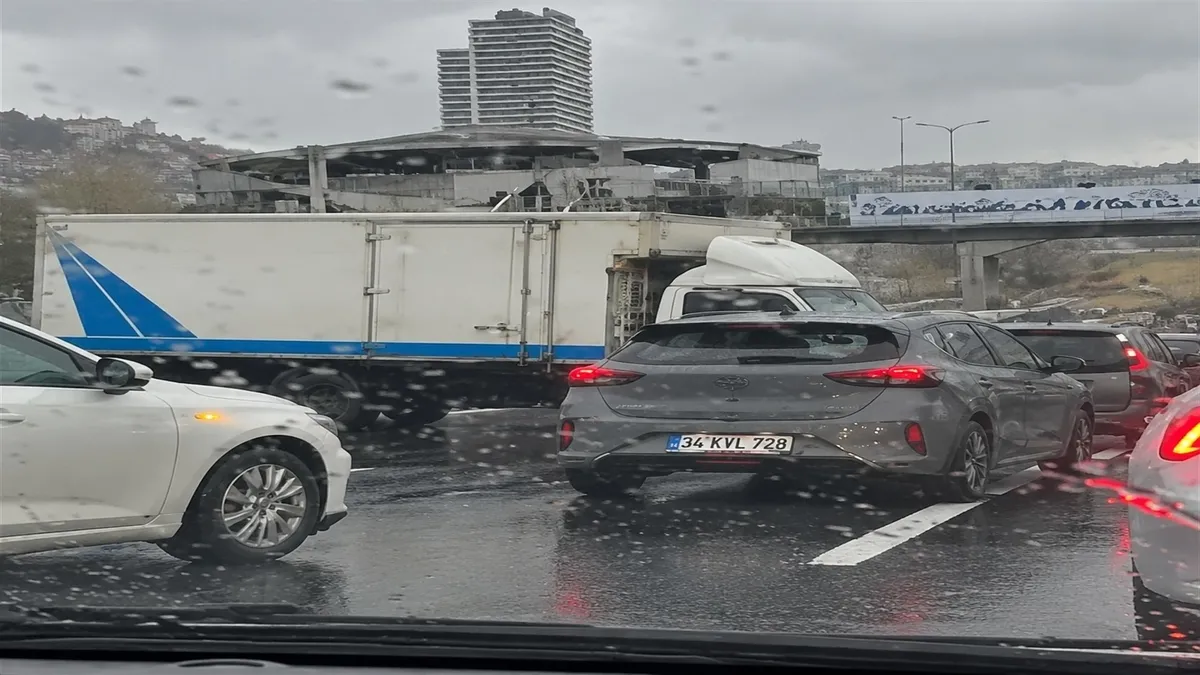 14-ekim-istanbul-trafik-durumu-siddetli-yagis-trafigi-kilitledi-yogunluk-yuzde-87ye-ulasti-1791986397048.jpeg 14 Ekim İstanbul trafik durumu: Şiddetli yağış trafiği kilitledi, yoğunluk yüzde 89'a ulaştı-2