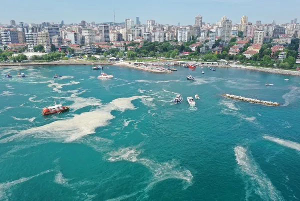 marmara-denizinde-musilaj-deniz-salyasi-istilasi-uzmanlar-tatilcileri-deniz-salyasi-konusunda-uyardi-1623223433641.jpg