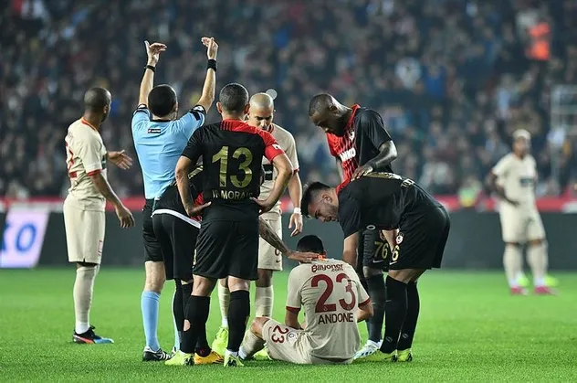 Galatasaray'da sakatlık şoku! Florin Andone 11. dakikada kenara geldi!