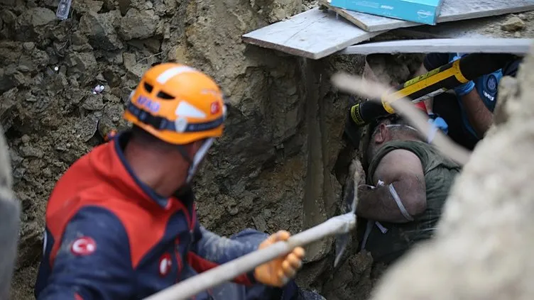 Çanakkale’deki toprak kaymasında göçük altında kalan 3 kişiden 2’si kurtarıldı