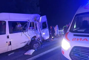 Düzce'de feci kaza! Anadolu Otoyolunda TIR minibüse çarptı: 7 yaralı