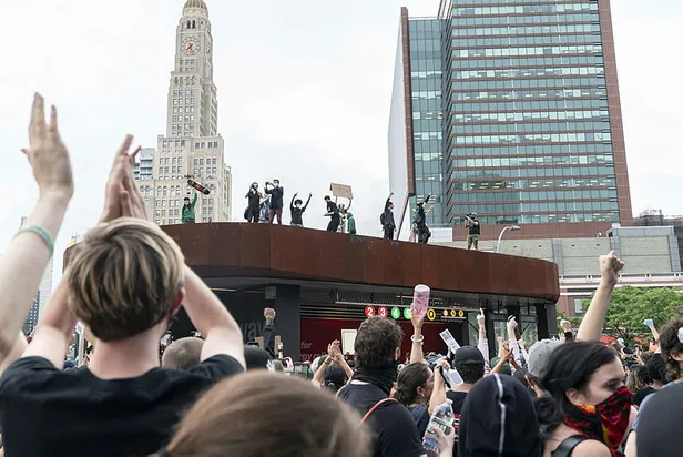 new-york-polisi-gostericilerin-uzerine-arac-surdu-belediye-baskani-bill-de-blasio-polisi-savundu-1590932355163.jpg New York polisi göstericilerin üzerine araç sürdü! Belediye Başkanı Bill de Blasio polisi savundu-4