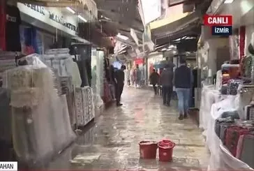 Kemeraltı’nda yağış sonrası dükkanları su bastı