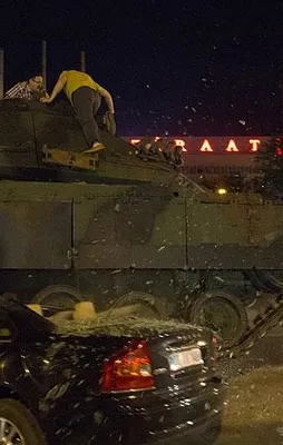 Darbeci alçaklar yaralı vatandaşı tekmelemiş!