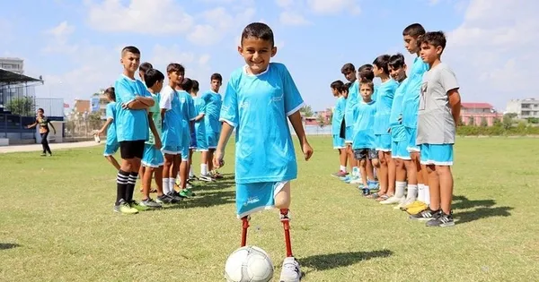 kaval-kemikleri-olmadan-dogan-muhammet-8-yasinda-hayallerine-kavustu-futbol-topuna-vurdu-1661584069499.jpeg Kaval kemikleri olmadan doğan Muhammet 8 yaşında hayallerine kavuştu: Futbol topuna vurdu-3