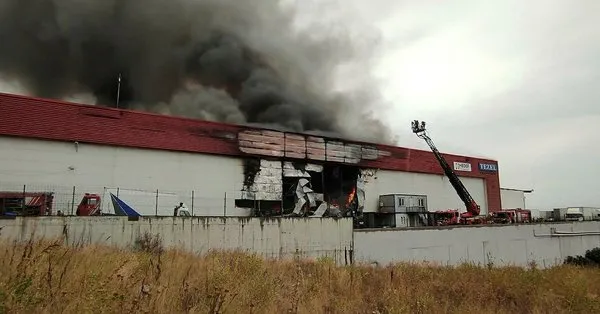 Patlama sesleri geliyor! Esenyurt yangın son dakika ...