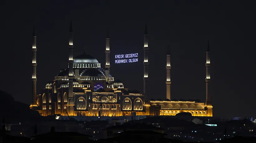 Bin aydan hayırlı gece: Kadir Gecesi’nde yüzlerce kişi saf tuttu
