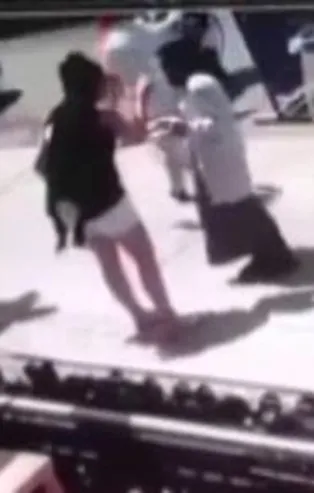 Küçükçekmece’de başörtülü kadına şişeli saldırı! “Birden küfür edip, saldırmaya başladı”