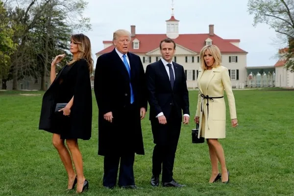 Trump Macron'u böyle götürdü-4