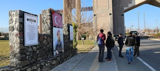 Üniversitede Ömer Halisdemir anıtı