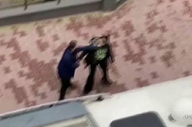 İstanbul'da sokak ortasında kadına şiddet