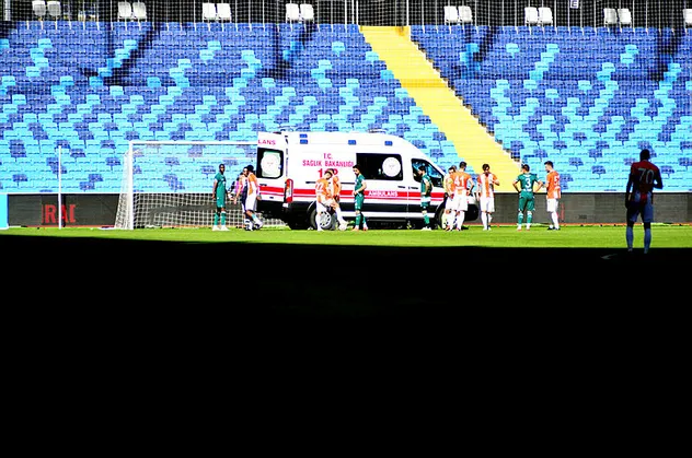Adanaspor - Giresunspor maçında korku dolu anlar! Bir anda fenalaştı hastaneye kaldırıldı