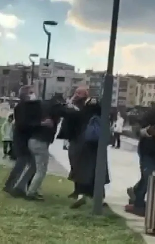 Kavgayı ayırmak isteyen kadın hayatının şokunu yaşadı