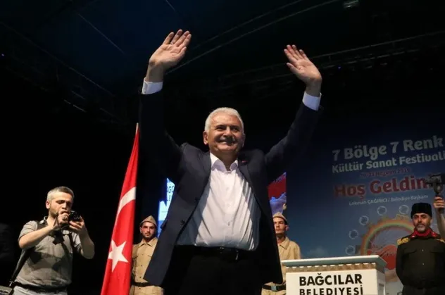 Binali Yıldırım'a sevgi seli O pankart dikkat çekti