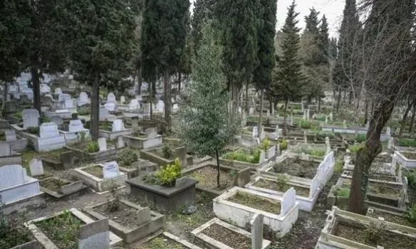 diriler-bitti-sira-olulerde-ibbden-mezar-fiyatlarina-zam-en-dusuk-4-bin-470-tl-en-pahali-69-bin-770-lira-oldu-1702581109529.jpeg