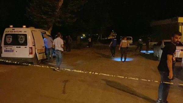 sokakta-cikan-silahli-catismada-yoldan-gecerken-vurulan-5-kisiden-1i-oldu-1687489878694.jpg Sokakta çıkan silahlı çatışmada yoldan geçerken vurulan 5 kişiden 1'i öldü-2