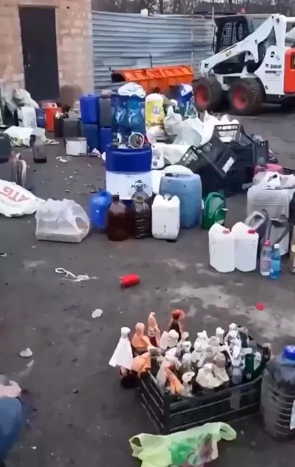 son-dakika-ukraynalilar-meskun-mahal-savasi-veriyor-siviller-barikat-kurup-molotof-kokteyli-yapiyor-1645942895093.jpeg Ukrayna Genelkurmay Başkanlığı paylaştı! Molotofu tankların neresine atmalısınız?-10