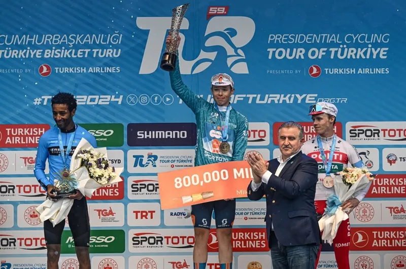 Cumhurbaşkanlığı Bisiklet Turu'nda madalyalar sahiplerini buldu! Bakan Bak bizzat taktı... "Türkiye’nin turizm bölgelerini tanıtıyoruz"-6