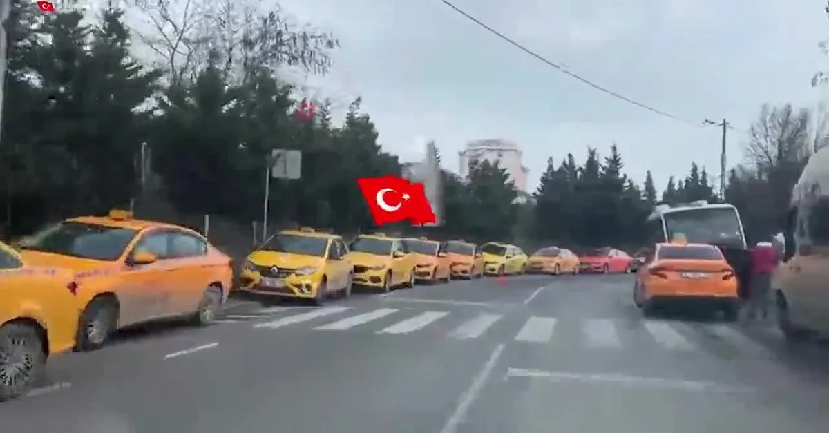 İstanbul’da taksi sürücüleri tarife güncellemek için sıraya girdi! Sabahın ilk saatlerinden itibaren kuyruk oluştu