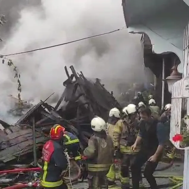 Arnavutköy’de 3 katlı binada yangın!