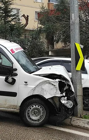 Bursa'da kayganlaşan yolda iki ayrı kaza