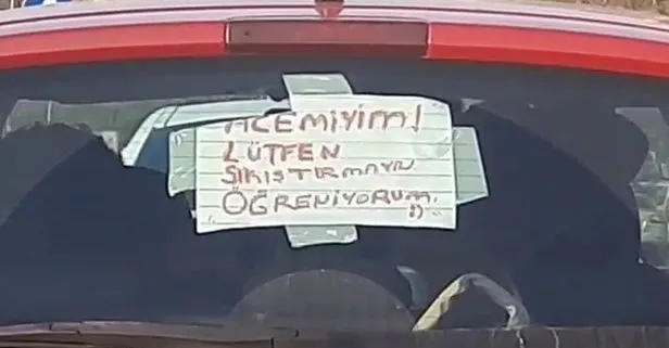 İstanbul’da bir kadın sürücü aracına Acemiyim, lütfen sıkıştırmayın öğreniyorum yazıp trafiğe çıktı