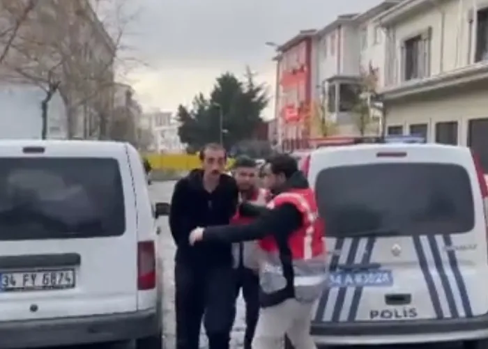 boyle-evlat-olmaz-olsun-esenyurtta-annenin-cigliklarina-komsulari-yetisti-oglum-beni-oldurecek-1702214194185.jpeg Böyle evlat olmaz olsun | Esenyurt'ta annenin çığlıklarına komşuları yetişti: Oğlum beni öldürecek-7
