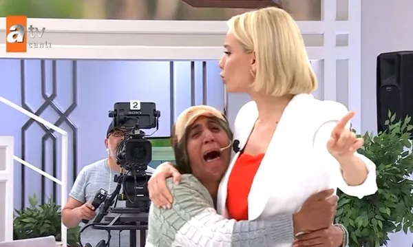 esra-erolda-boylesi-gorulmedi-acili-anne-gozyaslari-icinde-yalvardi-genc-kiz-ben-size-layik-degilim-diyerek-ai-1653323588523.jpg Esra Erol’da böylesi görülmedi! Acılı anne gözyaşları içinde yalvardı! Genç kız ‘ben size layık değilim’ diyerek ailesini reddetti-4