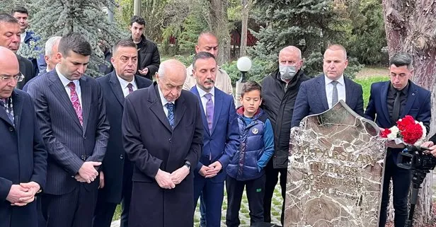 MHP Lideri Devlet Bahçeli Alparslan Türkeş’in kabrini ziyaret etti