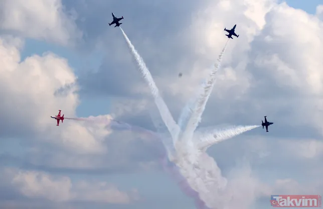 Çanakkale Deniz Zaferi’nin 106’ncı yıl dönümünde Türk Yıldızları’ndan Şehitler Abidesi’nde nefes kesen gösteri