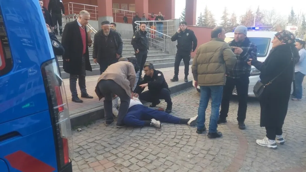 Kocaeli'de adliye çıkışında, cinsel istismar iddiasıyla suçladığı kişiyi bıçaklayarak öldürdü