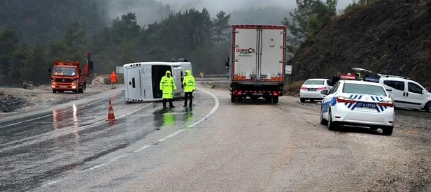 Antalya’da turist midibüsü devrildi: 13 yaralı