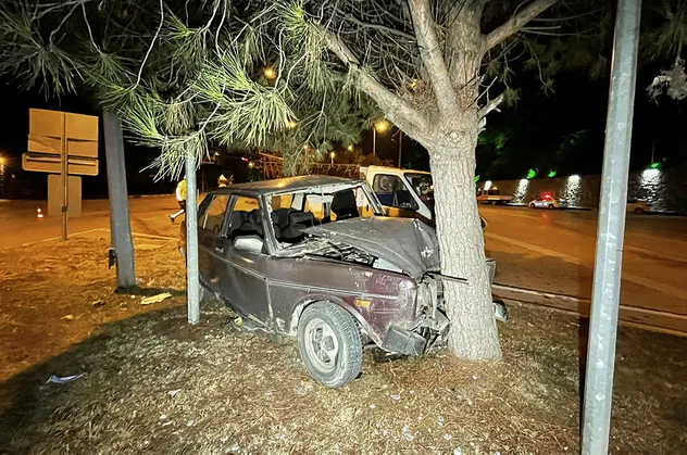 Karabük'te ağaca çarpan araç hurdaya döndü! Sürücü ağır yaralandı
