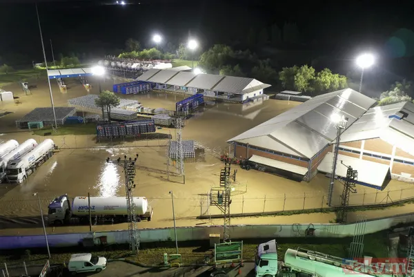 Ankara'daki sağanak yağış hayatı felç etti! Otobüsler ve insanlar mahsur kaldı! Mansur Yavaş'a tepki yağdı - 7