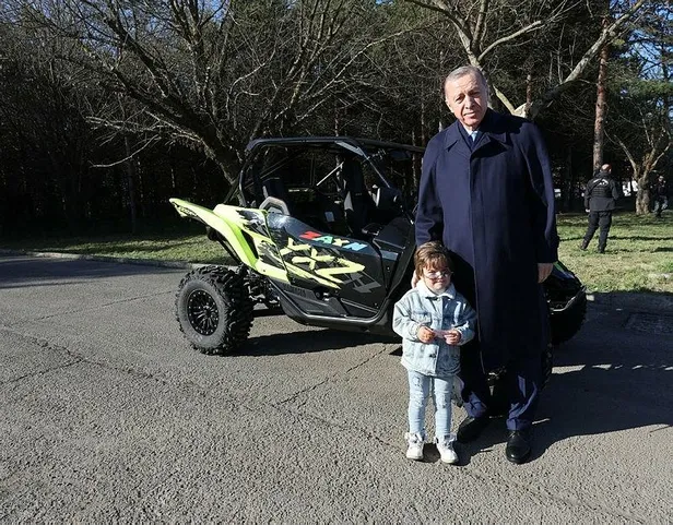 Sakarya'da gülümseten buluşma! Başkan Erdoğan, Kenan Sofuoğlu'nun oğlu Zayn Sofuoğlu ile bir araya geldi-2